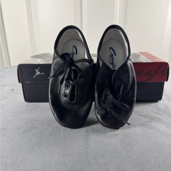 Capezio Children’s Black Split Sole Leather Lace Up Jazz Shoes Size 10.5 - Picture 1 of 3